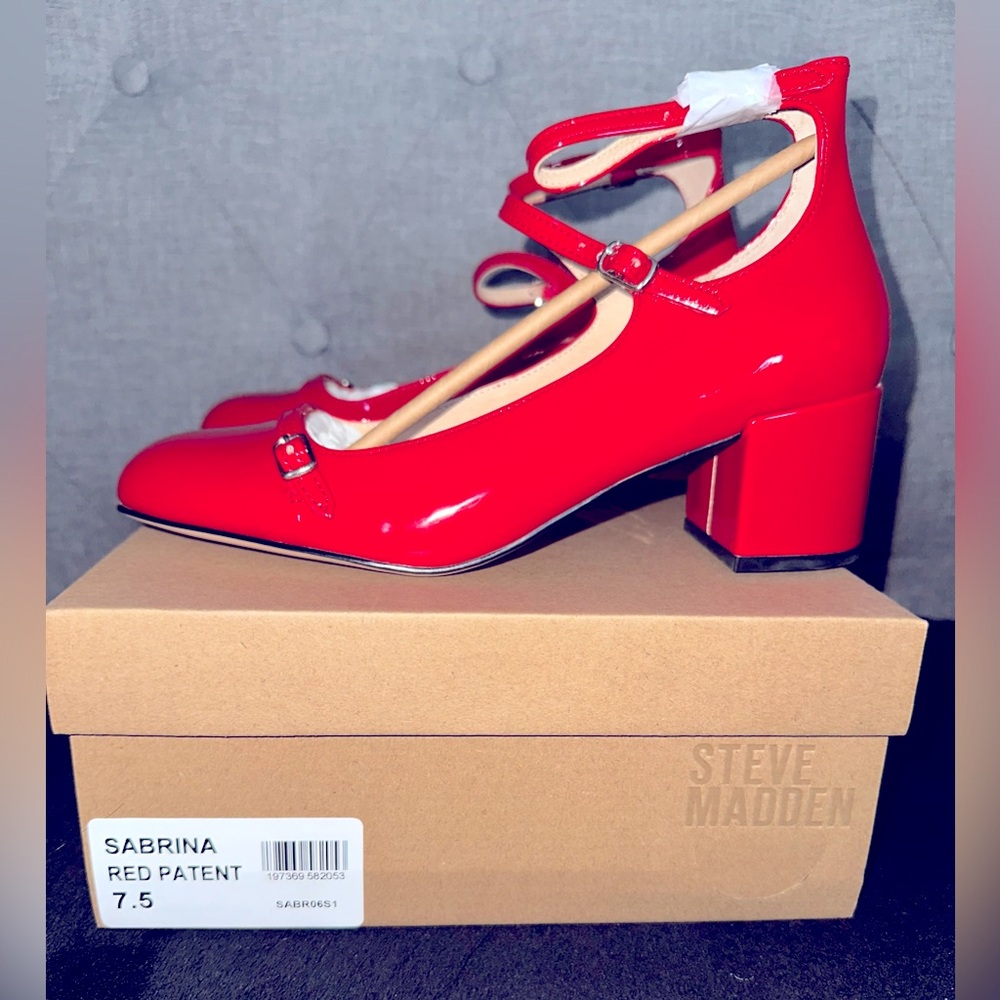 New Steve Madden Sabrina heels. Includes box. Sz 7.5
